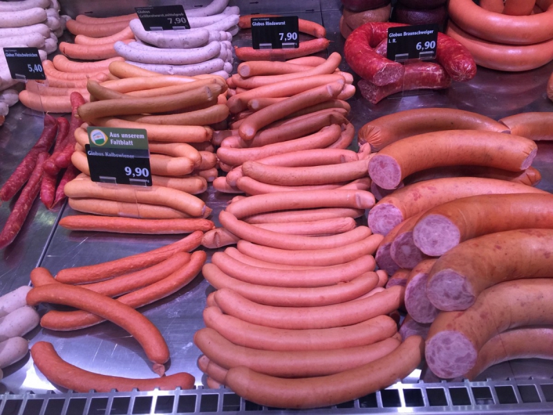 charcuterie-SANARY SUR MER-min_sausages_meat_butchery-1069321